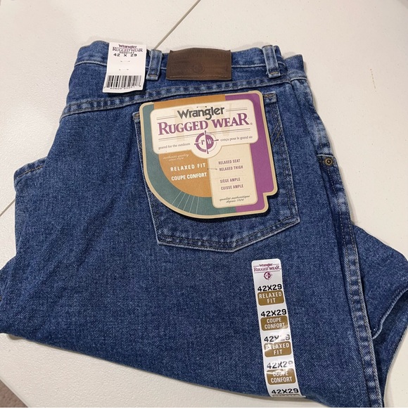 💥NWT💥 Men’s Wrangler Rugged Wear Relaxed Fit Jean  Size 42”x29” - Picture 3 of 5